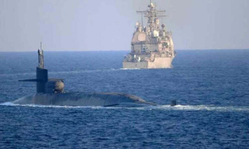 Η στιγμή που πυρηνοκίνητο υποβρύχιο των ΗΠΑ διέρχεται το Στενό του Ορμούζ